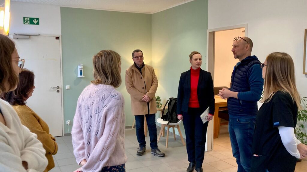 v.l.n.r.: Marie Schäfer (Medinetz Mainz), Claudia Schoch (CSKV RLP Kaiserslautern), Nele Wilk (a+G/CSKV RLP Mainz), Mario Müller (Referent Soziale Sicherung), Ministerin Dörte Schall, Marius Schäfer (a+G), Katharina Holl (a+G) in unseren Genesungszimmern. Foto: a+G