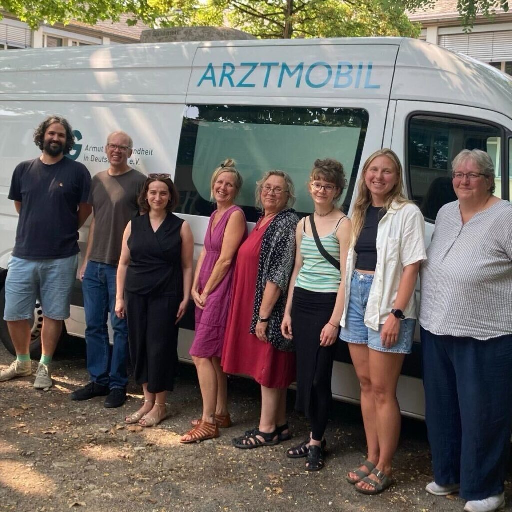 v.l.n.r.: Johannes Lauxen (CSKV RLP), Dr. Sebastian Schink (a+G), Jana Schmöller, Nele Wilk (a+G/CSKV), Dr. Martina Hammel (Medinetz Mainz/CSKV), Ida Albers (Medinetz Mainz), Anna Böckmann (Medinetz Mainz) und Kerstin Pane (Sozialdezernat). Foto: a+G
